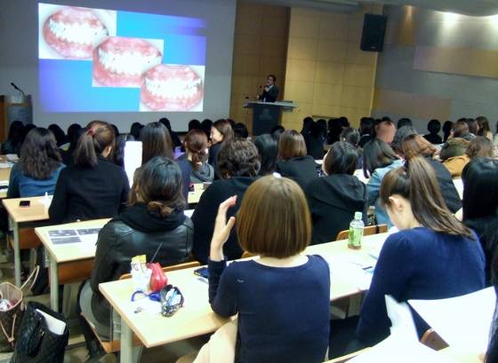 WCLI 측은 물방울레이저 스탭 인증시험을 처음으로 시행, 이날 26명이 합격했다(사진은 김현종 원장 강연 모습).