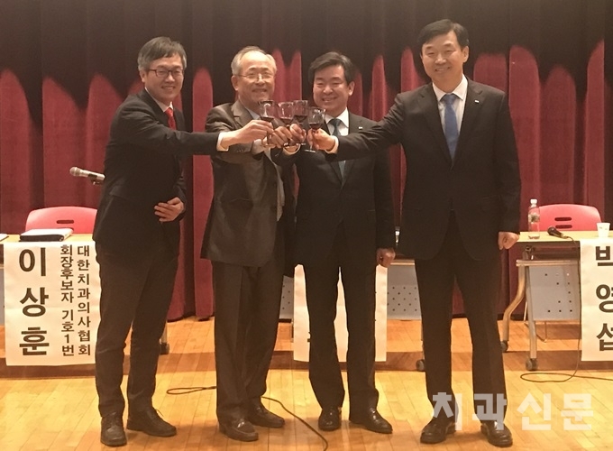 모든 토론이 끝난 후 이날 좌장을 맡은 치협 대의원총회 김명수 전의장과 회장후보자들이 화합을 다지는 건배를 하고 있다.