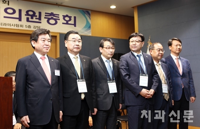 김철수 회장 당선인과 부회장단이 대의원총회 단상에 올라 대의원들에게 인사를 하고 있다.