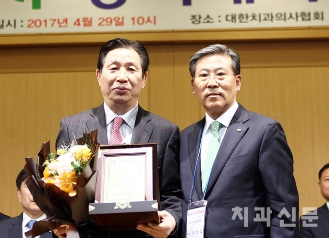 협회대상 공로상은 치협 회장을 역임한 바 있는 정재규 회원에게 돌아갔다.