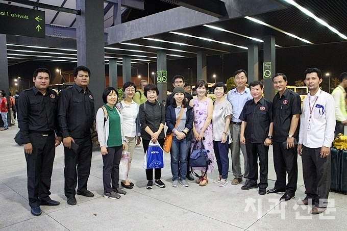 씨엠립 공항까지 마중 나온 캄보디아 청년단체 157 파일린지부와 함께 찰칵!