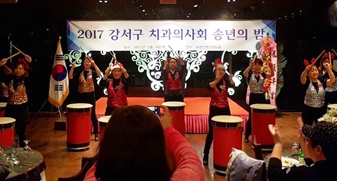 강서구치과의사회 송년회에서 회원들이 장기자랑을 뽐내고 있다.