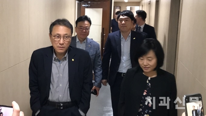 8차까지 가는 협상에도 불구하고, 공단과 치협의 갭은 좁혀지지 않고, 끝내 결렬로 매듭져졌다(사진은 8차 협상을 마친 치협 협상단 모습).