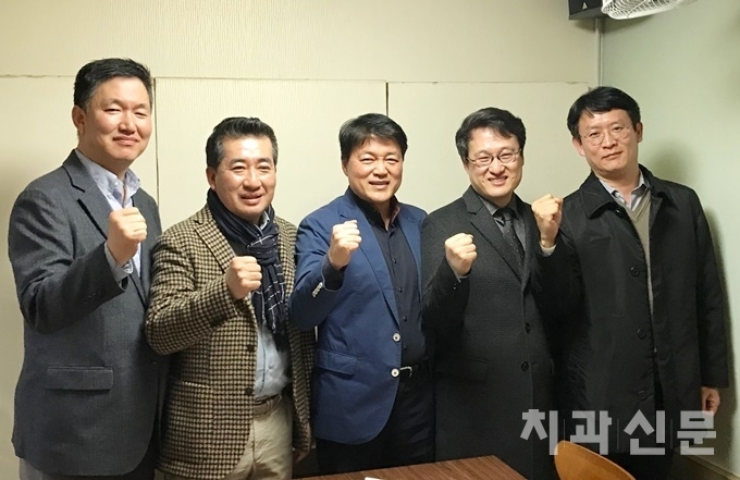 강충규 회장(가운데)을 비롯한 연세치대 집행부 임원들이 화이팅을 외치고 있다.