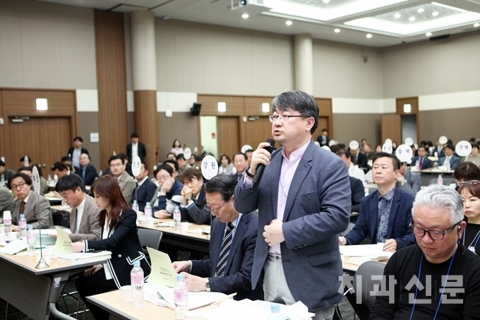 부산지부 박준영 대의원이 협회장 급여에 대해 질의하고 있다.