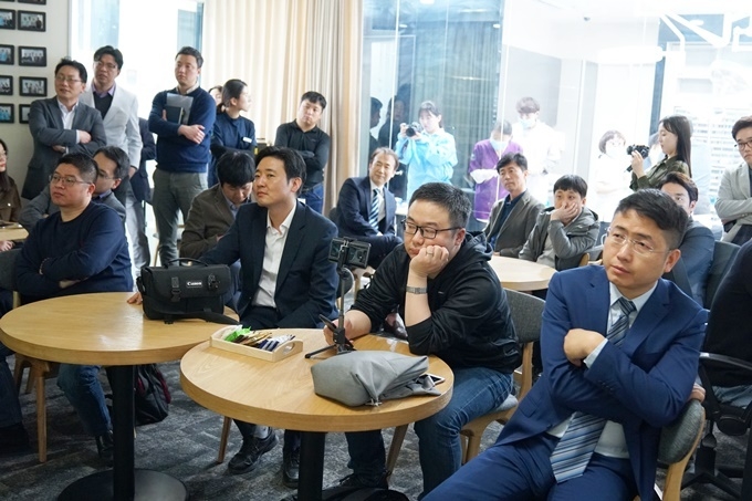 세미나에 참가한 중국 치과의사들이 디오나비를 이용한 임플란트 식립 라이브 서저리를 참관한고 있다.