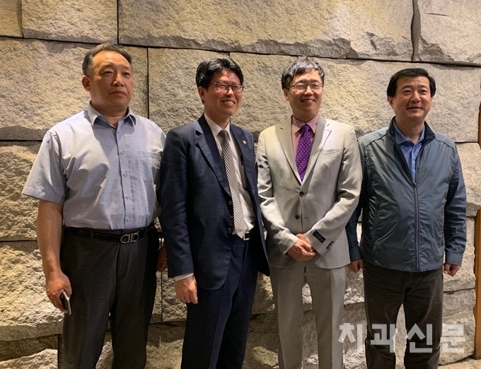 이상훈 위원장(우로부터 두 번째), 장재완 특위 부위원장(맨 좌), 김욱 간사(맨 우) 등 특위 위원들과 김준래 변호사(좌로부터 두 번째)가 기자간담회 후 기념촬영을 하고 있다.