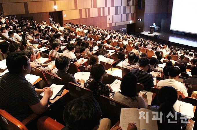 지난 26일 개최된 대한통합치과학회 제15회 학술대회에서 참석자들이 강연에 열중하고 있다. 