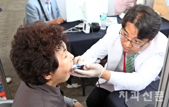 서울시치과의사회 창동욱 학술이사가 이날 부스를 방문한 시민을 대상으로 구강검진을 실시하고 있다.