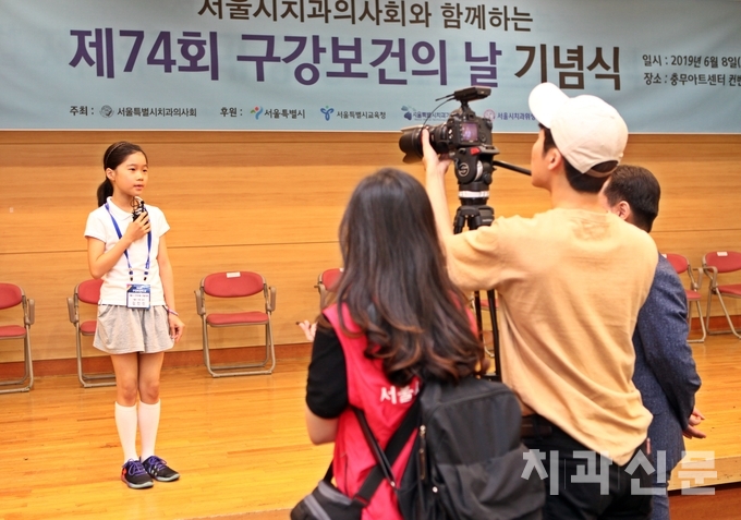 서울시치과의사회가 선발하는 서울시 건치아동 여학생 부문 금상을 수상한 김민진 학생이 방송 인터뷰에 응하고 있다.