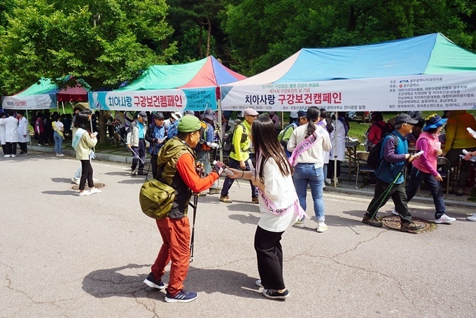 광주시민들에게 구강건강의 중요성을 알리고, 구강질환에 대한 올바른 지식을 제공하고자 구강보건 교육자료 전시, 구강검진 및 상담, 잇솔질 교육, 구취 측정, 불소도포, 큐레이 검사(플라그 검사)와 칫솔 등 구강관리용품을 무료로 증정했다.