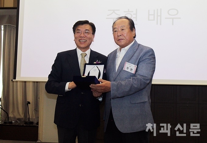 대한치과보철학회는 틀니의 날을 맞아 홍보대사로 왕성한 활동을 하고 있는 원로배우 주현 씨에게 감사패를 전달했다.