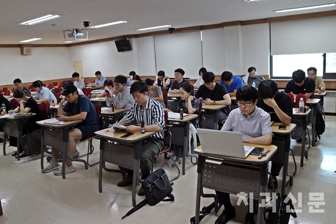 지난달 21일 치러진 통합치의학과 전문의 시험장의 모습.