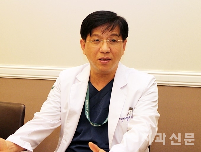 이대임치원 김선종 원장이 지난달 25일 간담회에서 학술대회에 대해 설명하고 있다.