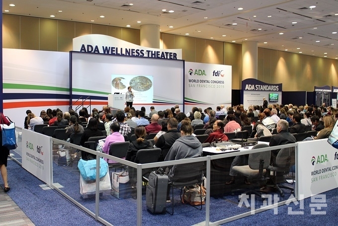ADA FDI World Congress 기간 중 모스콘 컨벤션센터에서는 치과기자재전시회가 열렸다. 전시장 내부 곳곳에서는 오픈형 강연부스가 마련돼 눈길을 끌었다.