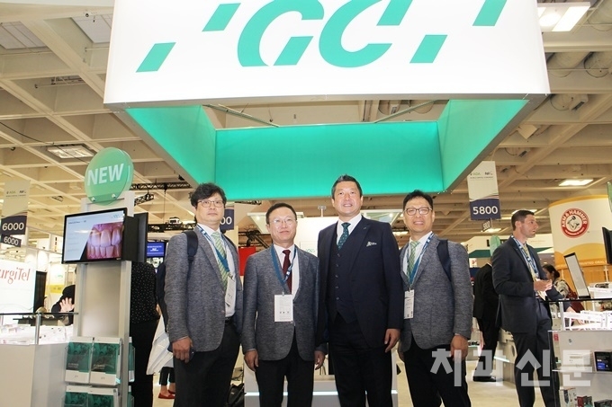 GC 부스를 찾은 서울치과의사회 FDI 방문단