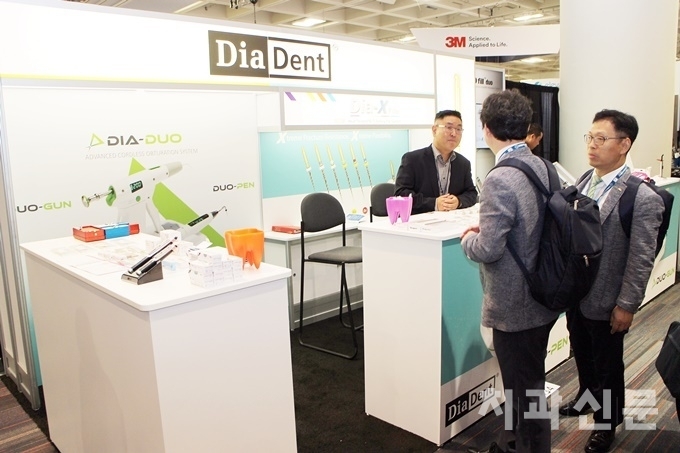 이번 ADA FDI World Congress 기간 중 개최된 치과기자재전시회에는 상당수 국내 제조기업들이 부스로 참여했다. 서울치과의사회 FDI 방문단이 다이아덴트 부스를 둘러보고 있다.