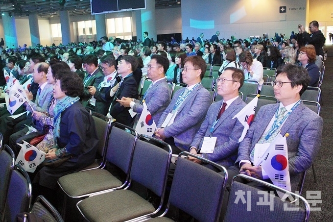 ADA FDI World Congress 오프닝 세레모니에 참석해 대한치과의사협회 FDI 방문단과 함께 롤콜 세레모니를 준비하고 있는 서울치과의사회 임원진.
