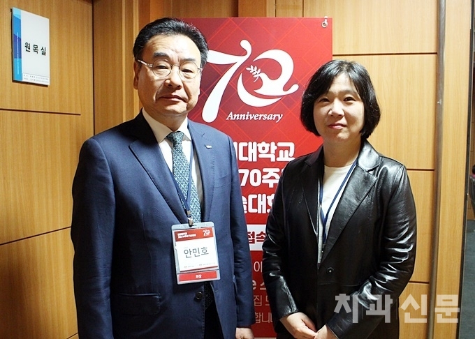 경희치대동창회 안민호 회장(좌), 조선경 부회장(우).