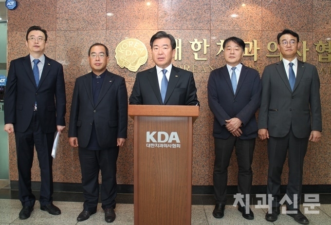 이재용 정책이사, 최치원 부회장, 김철수 회장, 조성욱 법제이사, 이재윤 홍보이사(좌로부터)