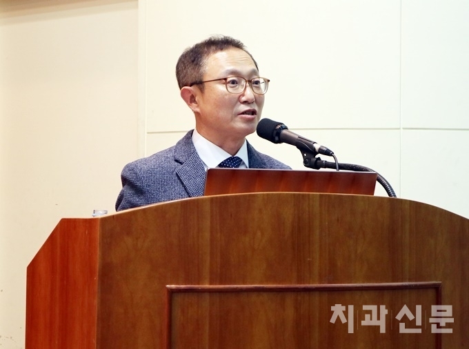 서울치과의사회 이상복 회장이 인사말을 전하고 있다.