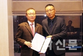 서울지부 이상복 회장(사진 좌)이 특참해 선관위 정관서 위원장(사진 우) 및 위원들에게 위촉장을 전달했다.