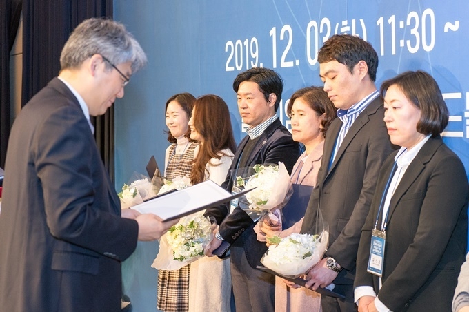 보건복지부 장관 표창을 수상한 서울대치과병원 김선경 치의료관리팀장(사진 우)