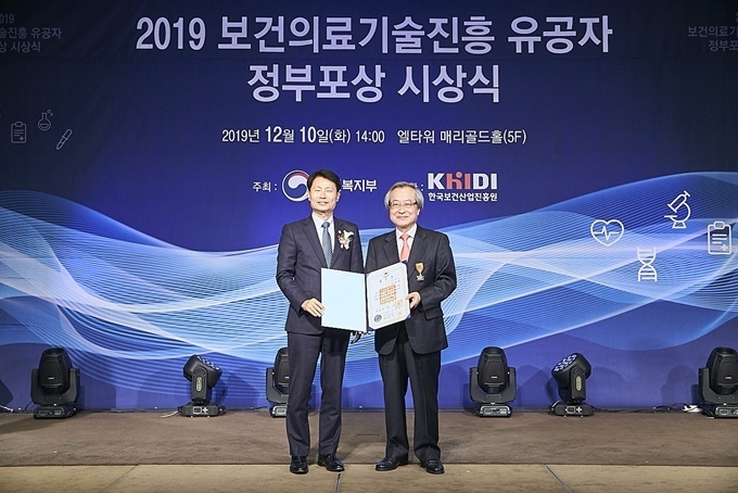 서울대치과병원 정필훈 교수(사진 우)가 옥조근정훈장을 수상한 후 보건복지부 김강립 차관(사진 좌)과 기념촬영을 하고 있다.
