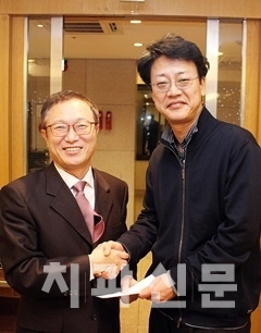 서울지부 이상복 회장(사진 좌)이 구회장협 윤영호 회장(사진 우)에게 격려금을 전달하고 있다.