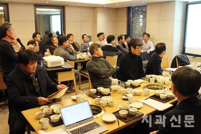 자연치아아끼기운동본부 나성식 상임대표가 특강을 진행하고 있다.