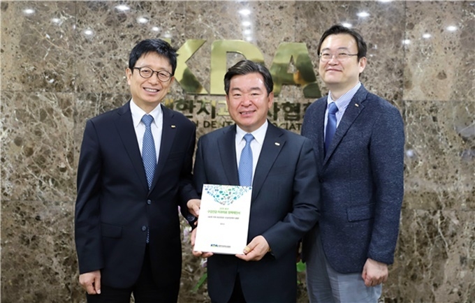 좌로부터 치협 총선기획단 민경호 단장(치과의료정책연구원장), 김철수 회장, 총선기획단 이재용 간사(정책이사)