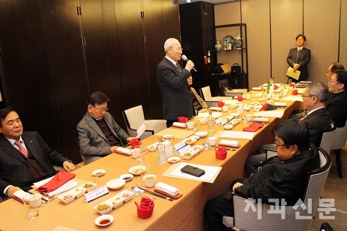 서울시치과의사회 대의원총회 제32대 의장을 역임한 김계종 전 의장이 의장단을 대표해 인사말을 하고 있다.
