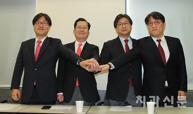 강현구 회장후보(왼쪽 두번째)가 부회장후보들과 손을 모으고 있다.