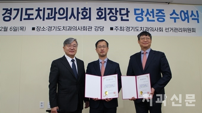 기호2번 최유성-전성원 후보가 선거관리위원장으로부터 당선증을 수여받았다.