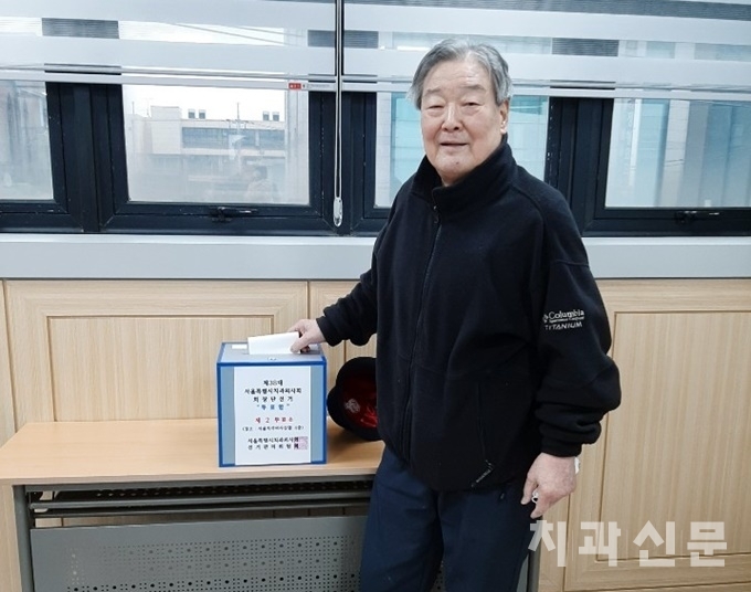 정관희 회원(마포구회)이 서울치과의사신협에 마련된 제2기표소를 찾아 소중한 한표를 행사하고 있다.