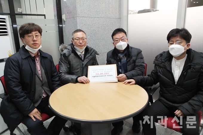 집회 후 이상복 회장(왼쪽 두번째)과 최대영 부회장(오른쪽 두번째), 함동선 총무이사(맨 왼쪽), 장승영 구회장협의회 차기회장이 복지부 관련 부서에 항의서를 전달했다.