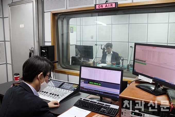 코로나19 관련 내용으로 CBS 대국민 캠페인 녹음 중인 김민겸 회장.