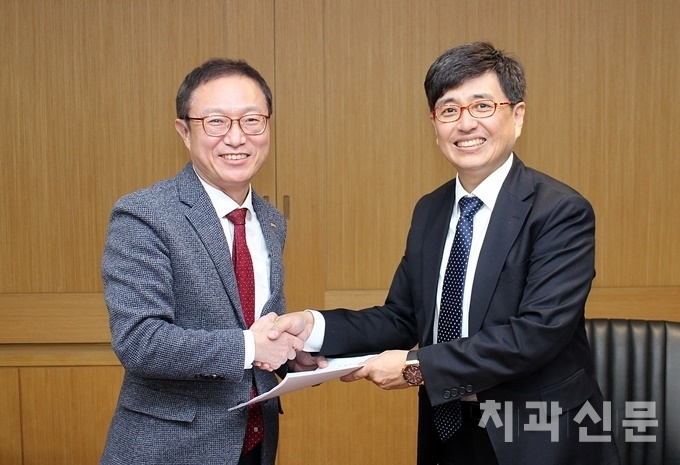 37대 이상복 회장(사진 좌)과 38대 김민겸 회장(사진 우)이 업무 인수인계를 마치고 악수를 나누고 있다.
