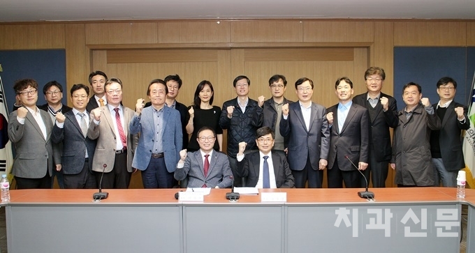 이날 신구 회장단, 감사단 업무인계식 참석자 단체사진