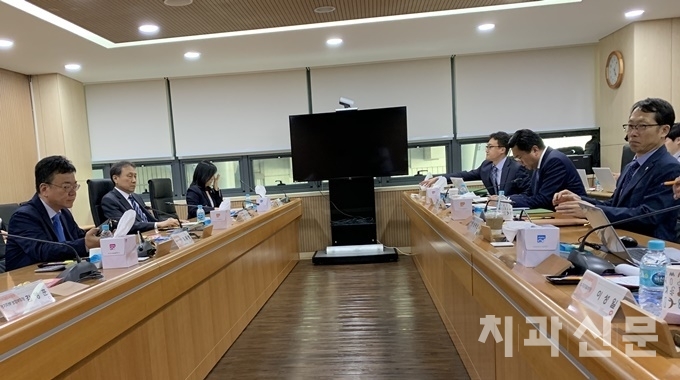 사진은 지난해 치협 협상단과 공단 간 수가협상 모습.