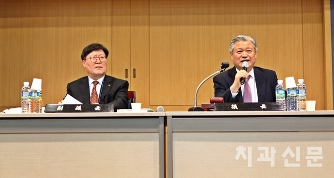 왼쪽부터 윤두중 부의장과 우종윤 의장.