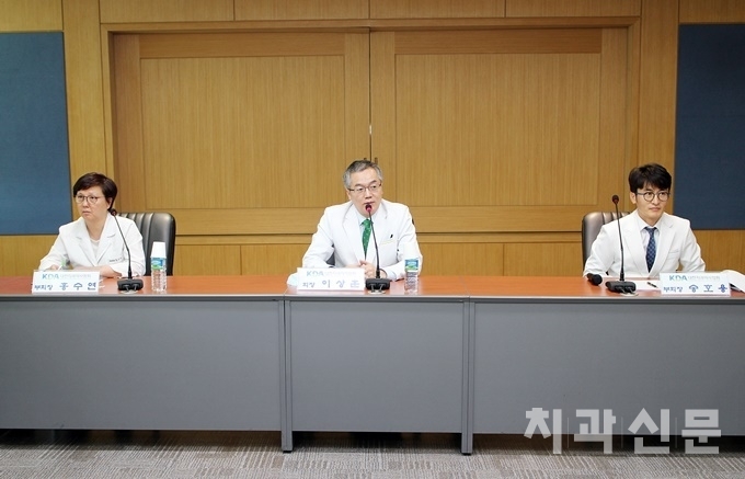 치협 이상훈 회장(사진 가운데)와 홍수연 부회장(사진 좌), 송호용 부회장(사진 우)이 지난 13일 전문지 기자간담회를 갖고 코로나19 비상대책본부 출범을 선포했다.