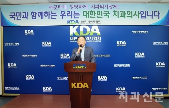 치협 장재완 부회장이 이번에 제기된 협회장 직무집행정지가처분신청에 대해 브리핑하고 있다.