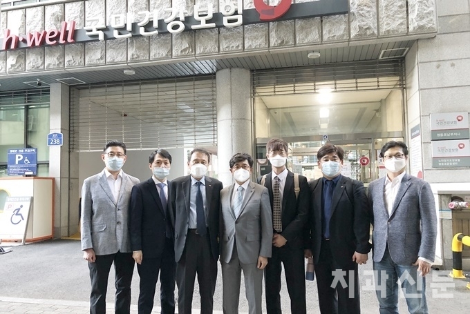 서울지부 김민겸 회장(가운데)이 마경화 단장(좌로부터 세번째) 등 치협 협상단을 격려방문했다.