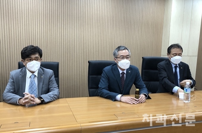 치협 이상훈 회장(가운데)과 서울지부 김민겸 회장(맨 좌)이 오늘(1일) 수가협상 마지막날 협상장을 찾아 마경화 단장을 비롯한 치협 수가협상단을 격려했다.
