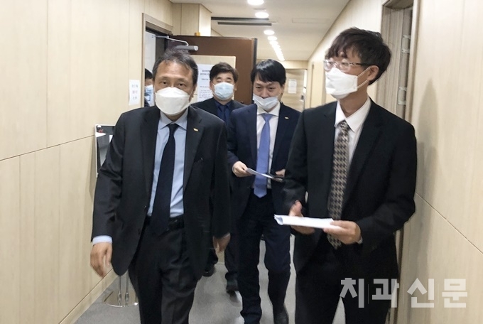 마경화 단장(맨좌)을 비롯한 치협 협상단이 7차협상에서 '결렬'을 선언하고 협상장을 나서고 있다.