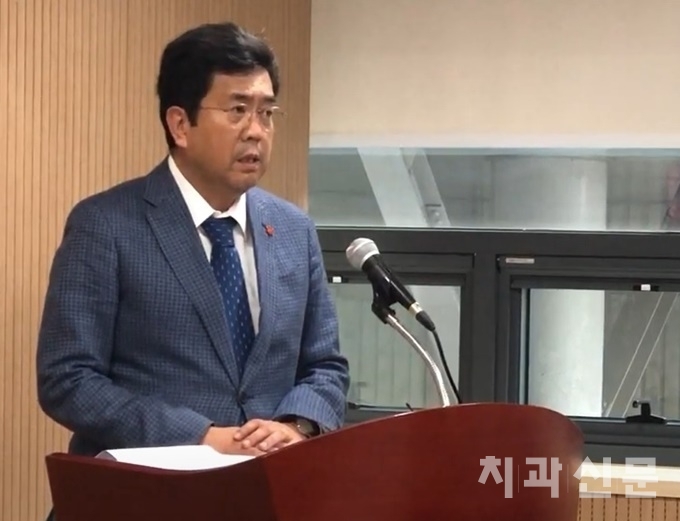 건강공단 강청희 상임이사가 2021년도 수가협상 최종 결과를 브리핑하고 있다.
