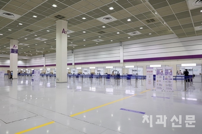 종합학술대회 사전등록처 전경. 유도선 등을 설치해 충분한 이용자 간 간격유지가 될 수 있도록 준비했다.