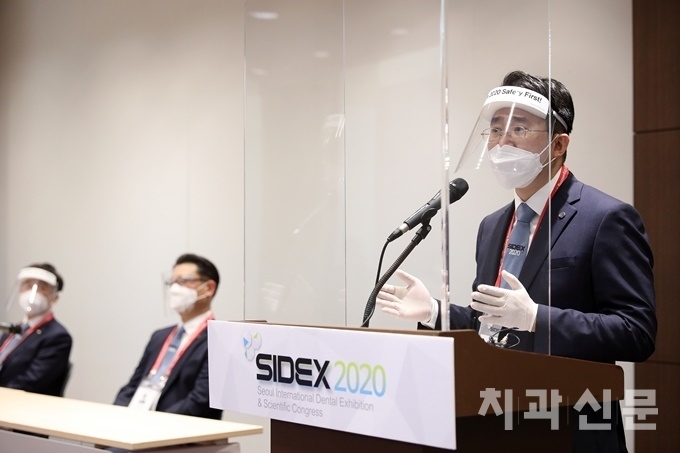SIDEX 이상구 홍보본부장이 기자단 질의에 답하고 있다.