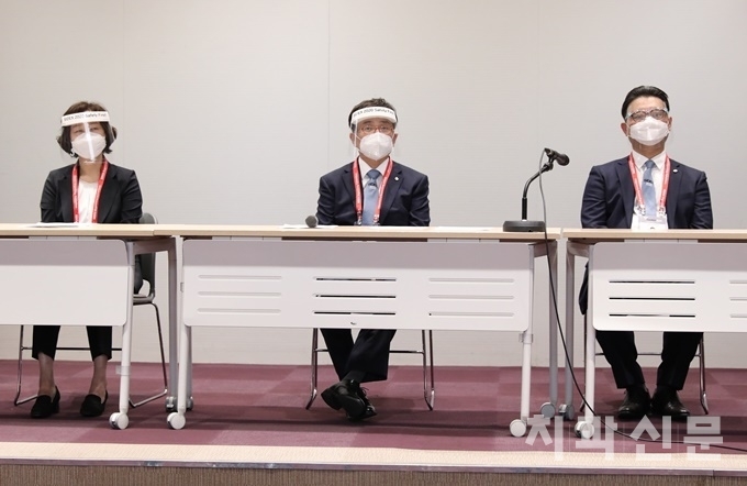 서울시치과의사회 김민겸 회장(사진 가운데)과 조직위원회 본부장 등이 5일(오늘) 전시회 개막에 맞춰 취재를 온 공중파-일간지 기자들에게 SIDEX 공식입장을 밝히는 기자회견을 개최했다.